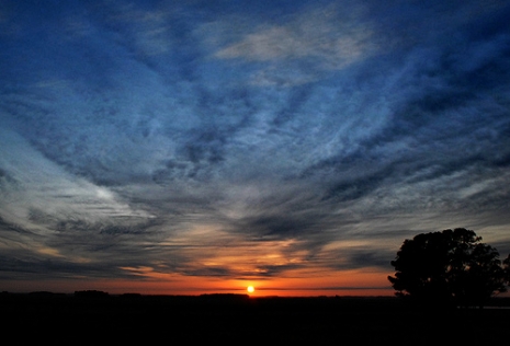 Image: <a href'"http://www.flickr.com/photos/vincealongi/2492885598/">Morning Skies (II)</a>